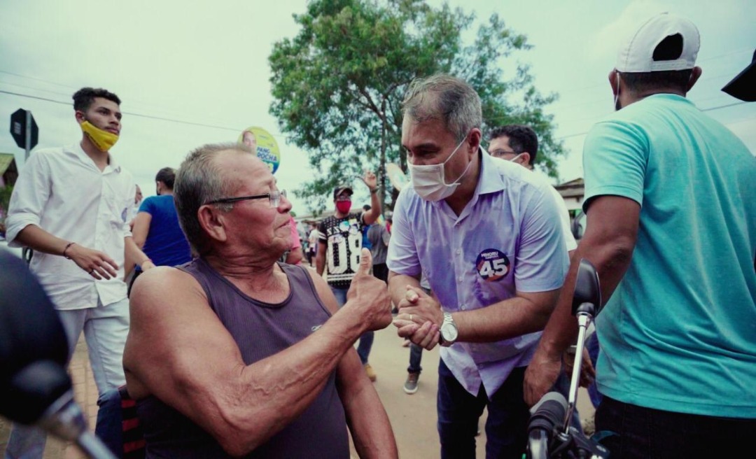 “Dinheiro público deve ser administrado com responsabilidade”, afirma Minoru Kinpara durante passeata no bairro Jorge Lavocat 